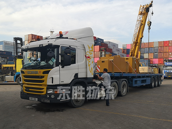 深圳東勝物流出口到香港運(yùn)輸優(yōu)勢(shì)詳解，中港平板車運(yùn)輸現(xiàn)場圖