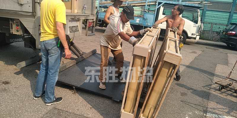 佛山到香物流之某大學(xué)中港吊機(jī)車運(yùn)輸案例